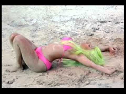 Waoo !!! Nicki Minaj's 'Starships' Video: All Hail The Queen