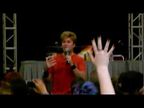 Kawaii-KON 2012 - Vic Mignogna - Popular with the Ladies